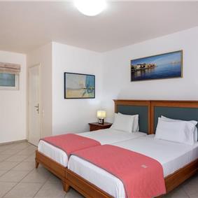 4 bedroom villa with pool close to beach on Akrotiri peninsula, sleeps 8